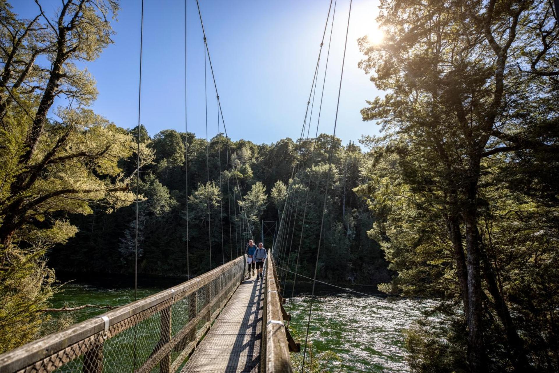 Tasman Holiday Parks - Te Anau Eksteriør bilde Swing bridge over the Heaphy River