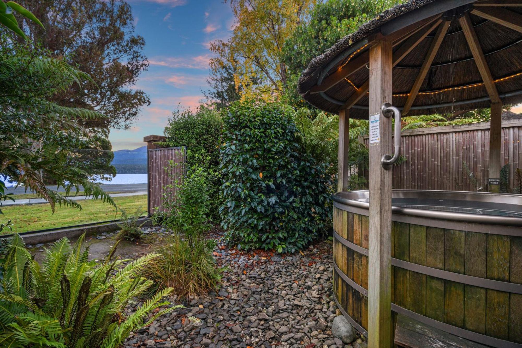 Tasman Holiday Parks - Te Anau Eksteriør bilde Hot Tub at the Lake