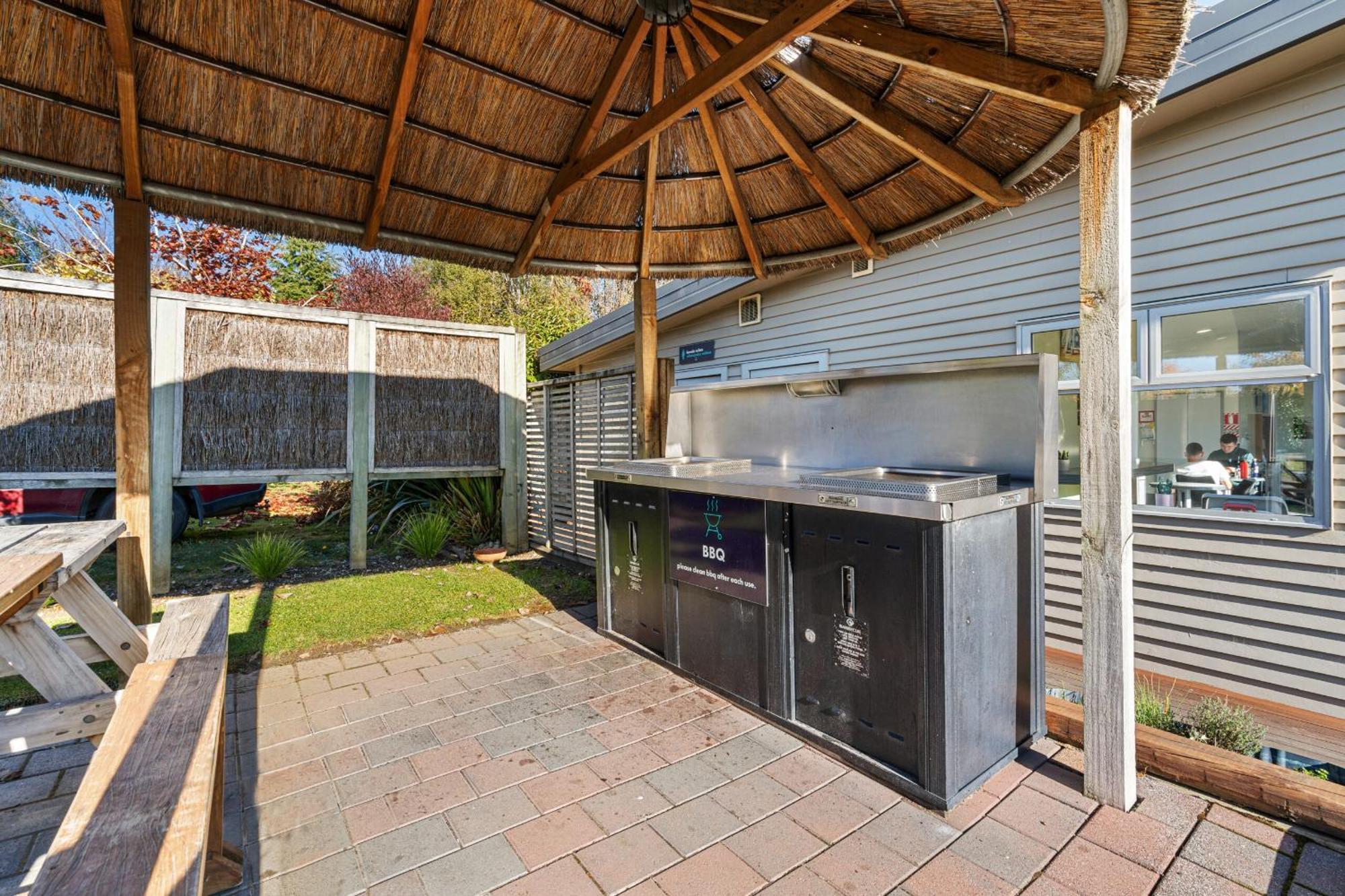 Tasman Holiday Parks - Te Anau Eksteriør bilde Outdoor kitchen