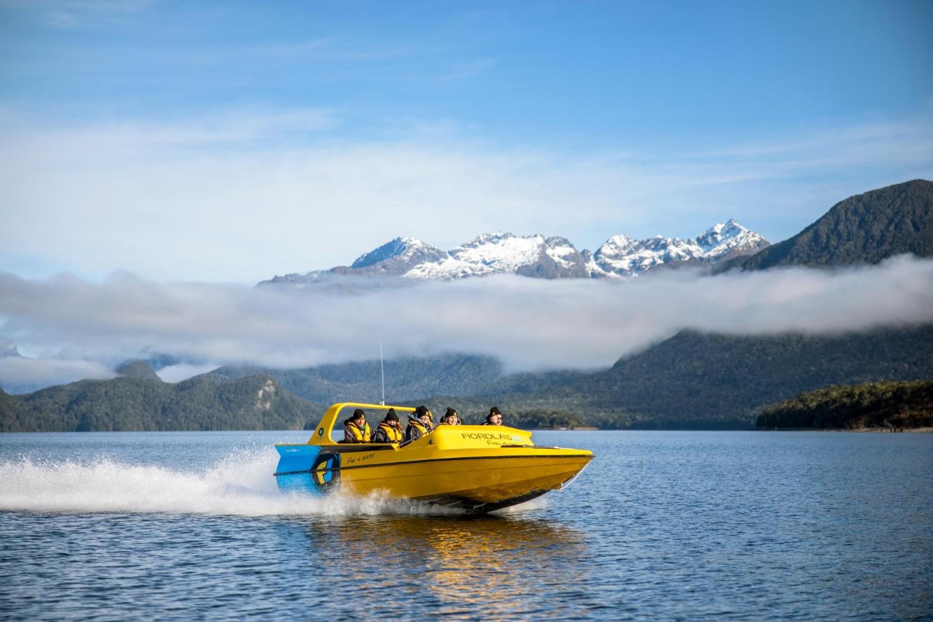 Tasman Holiday Parks - Te Anau Eksteriør bilde Jet boat on Lake Te Anau