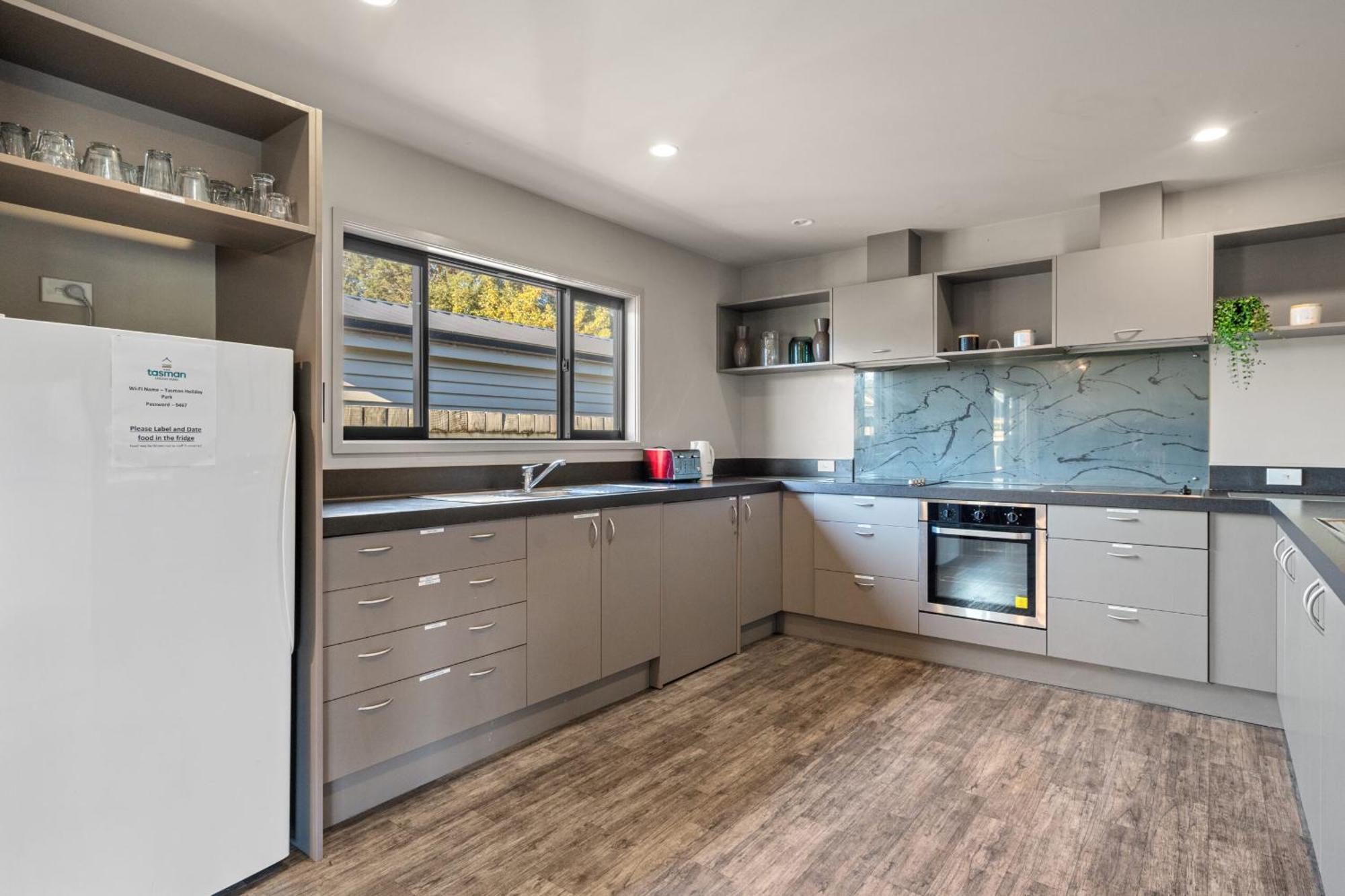 Tasman Holiday Parks - Te Anau Eksteriør bilde A modern kitchen