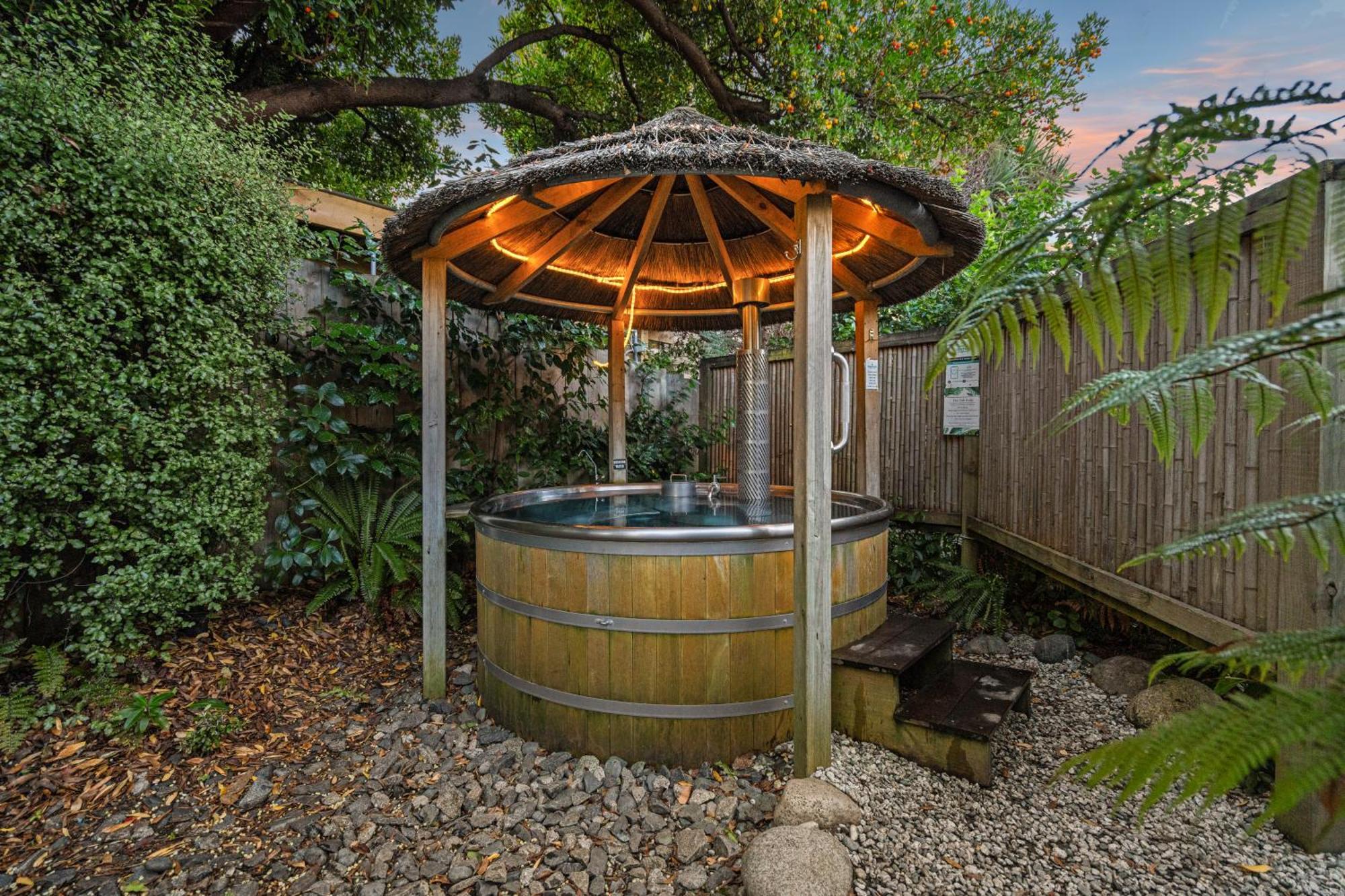 Tasman Holiday Parks - Te Anau Eksteriør bilde A hot tub in a backyard