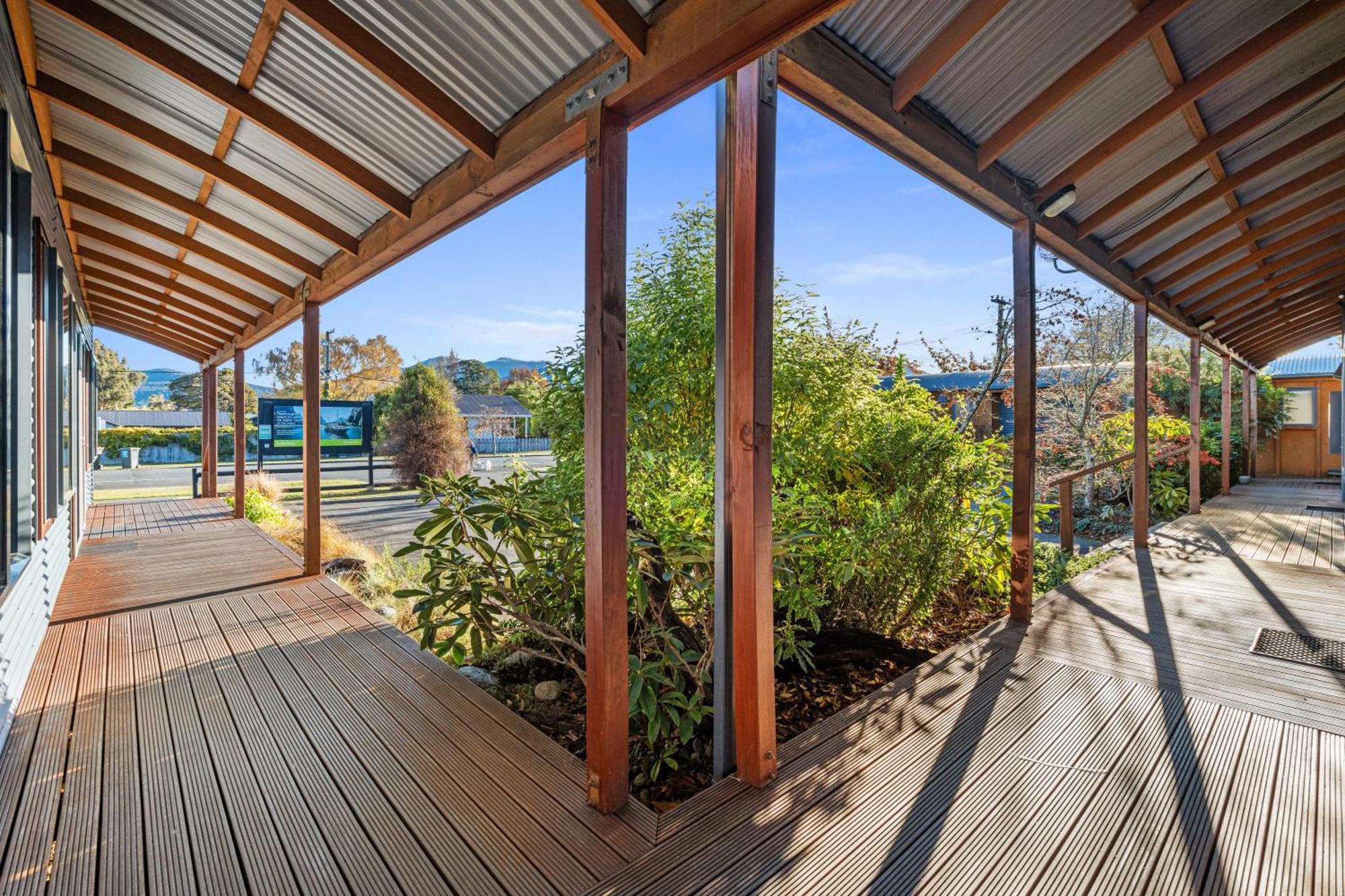 Tasman Holiday Parks - Te Anau Eksteriør bilde The deck at the front of the house