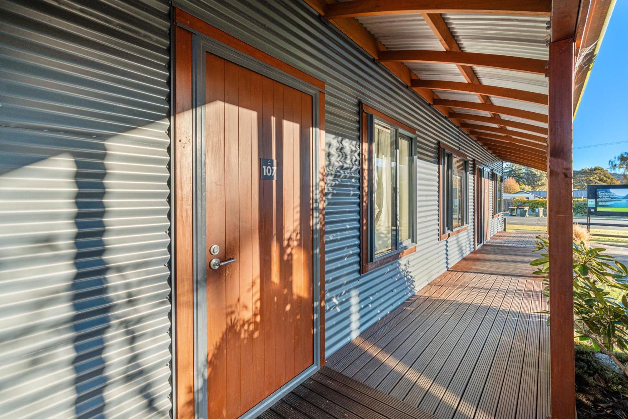 Tasman Holiday Parks - Te Anau Eksteriør bilde The exterior of a typical residential studio