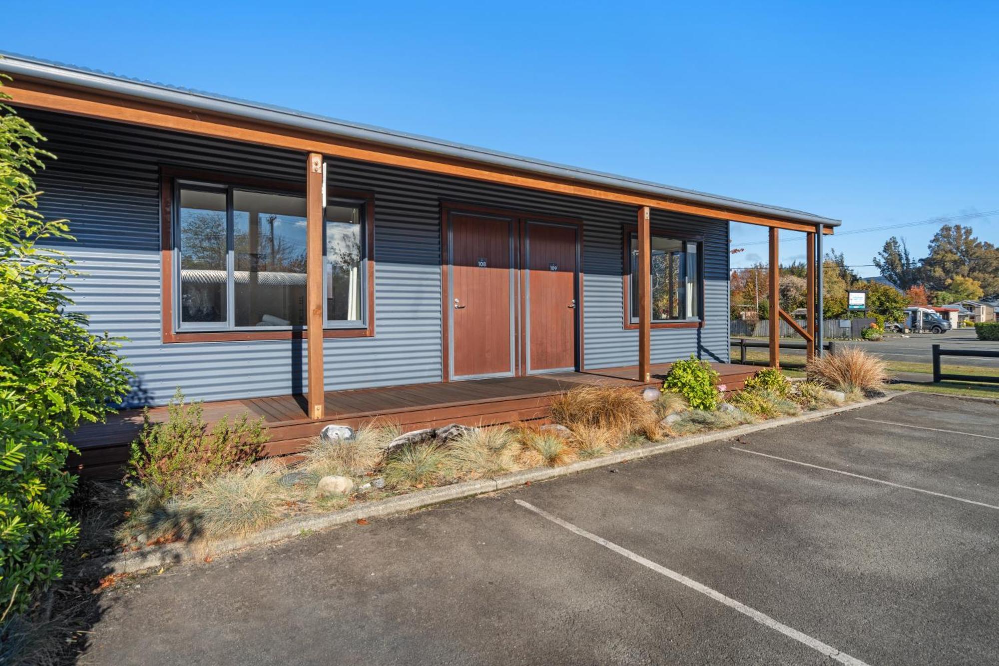 Tasman Holiday Parks - Te Anau Eksteriør bilde The former school hall, now the school library